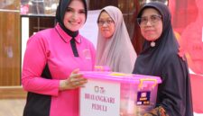 Bhayangkari Peduli, Wakil Ketua Bhayangkari Daerah Metro Jaya Serahkan Bantuan Paket Sembako kepada 150 Pasien Operasi Katarak di Kota Tangerang.