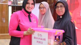 Bhayangkari Peduli, Wakil Ketua Bhayangkari Daerah Metro Jaya Serahkan Bantuan Paket Sembako kepada 150 Pasien Operasi Katarak di Kota Tangerang.
