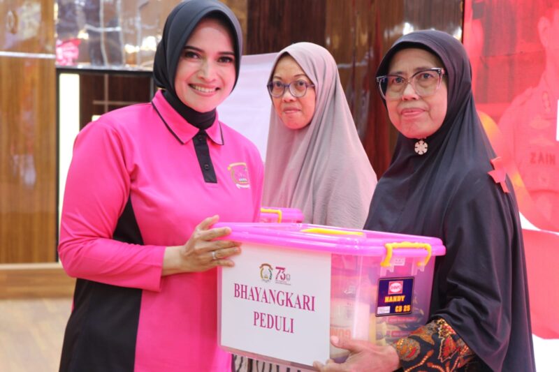 Bhayangkari Peduli, Wakil Ketua Bhayangkari Daerah Metro Jaya Serahkan Bantuan Paket Sembako kepada 150 Pasien Operasi Katarak di Kota Tangerang.