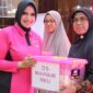 Bhayangkari Peduli, Wakil Ketua Bhayangkari Daerah Metro Jaya Serahkan Bantuan Paket Sembako kepada 150 Pasien Operasi Katarak di Kota Tangerang.
