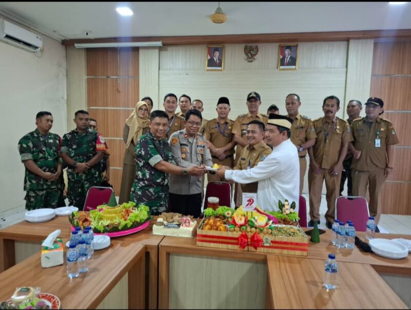 HUT Bhayangkara Ke-79, Camat Kelapa Dua Berkunjung Ke Mako Polsek.