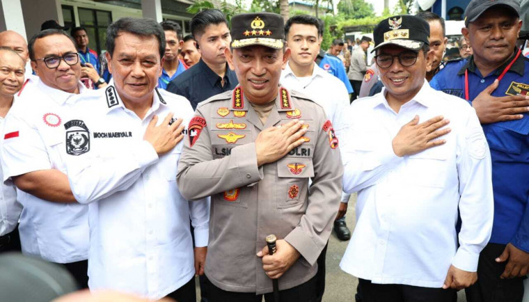 Bupati Tangerang Dampingi Kapolri Jenderal Listyo Sigit Prabowo Bakti Sosial dan Donor Darah di PT Adis Dimension Footwear.