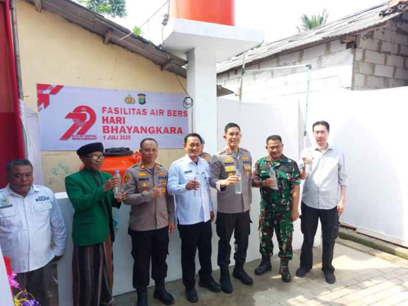 Hari Bhayangkara Ke-79, Polres Metro Tangerang Resmikan Sarana Air Bersih di Desa Bonasari, Pakuhaji.