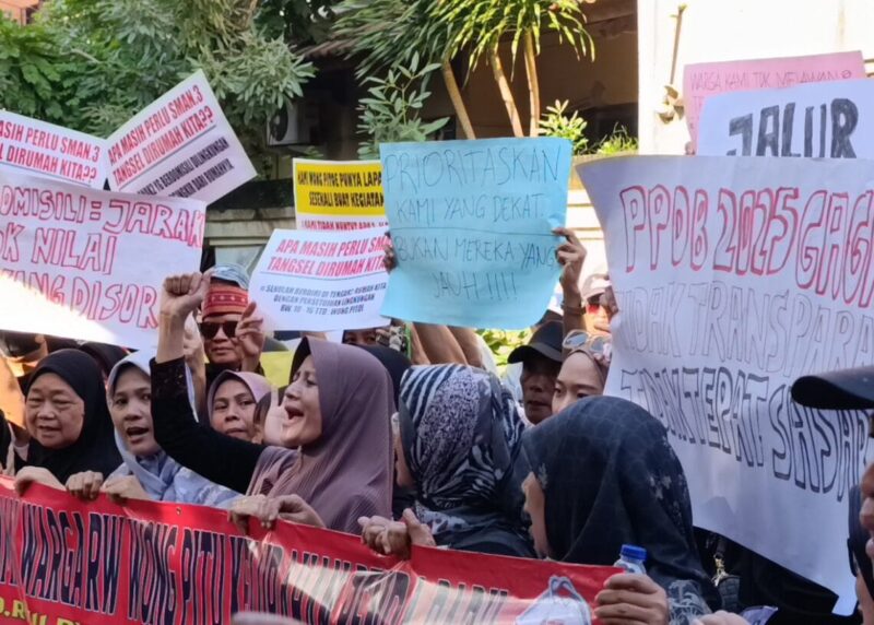 Gagal Diterima Menjadi Siswa SMA Negeri 3 Tangsel Warga Datangi Sekolah.