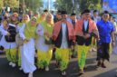 Wali Kota dan Wakil Wali Kota Tangerang Jalan Sarungan Bersama Warga..