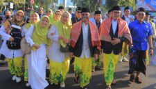 Wali Kota dan Wakil Wali Kota Tangerang Jalan Sarungan Bersama Warga..