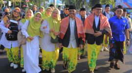 Wali Kota dan Wakil Wali Kota Tangerang Jalan Sarungan Bersama Warga..