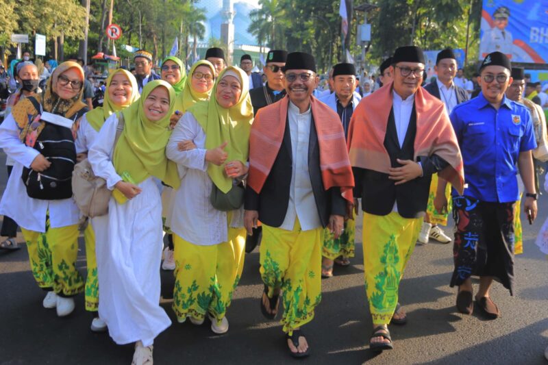 Wali Kota dan Wakil Wali Kota Tangerang Jalan Sarungan Bersama Warga..