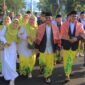 Wali Kota dan Wakil Wali Kota Tangerang Jalan Sarungan Bersama Warga..