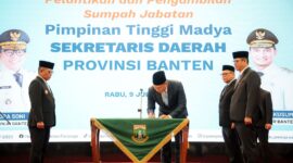 Gubernur Banten Andra Soni Lantik Deden Apriandhi H Sebagai Sekda Provinsi Banten.