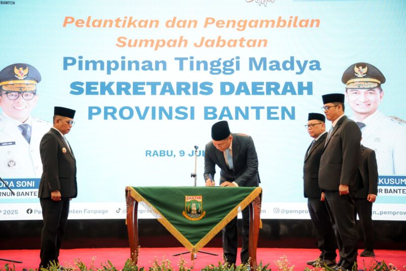 Gubernur Banten Andra Soni Lantik Deden Apriandhi H Sebagai Sekda Provinsi Banten.