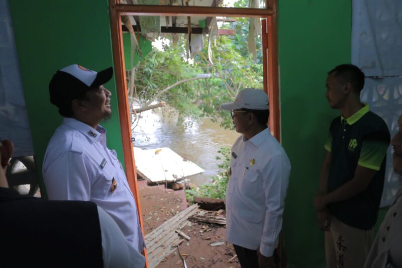 Wali Kota Tangerang Tinjau Perbaikan Turap.