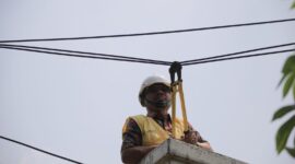 Wali Kota Tangerang Secara Simbolis Memotong Kabel Fiber.