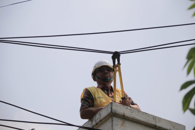 Wali Kota Tangerang Secara Simbolis Memotong Kabel Fiber.