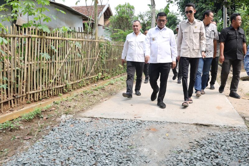 Gubernur Banten Tinjau Pelaksanaan Program Bang Andra di Desa Sindang Mulya, Kabupaten Lebak.