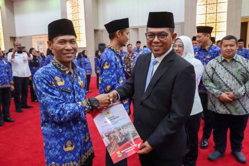 Gubernur Banten Serahkan 9.709 SK PPPK Pemprov Banten.