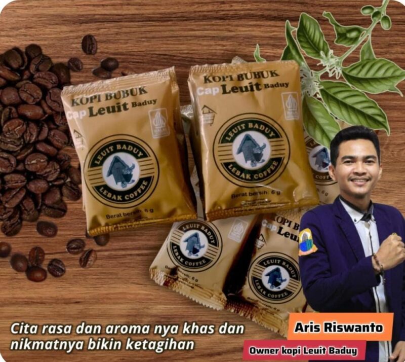 Nampak proses pengepakan Kopi Leuit Baduy.