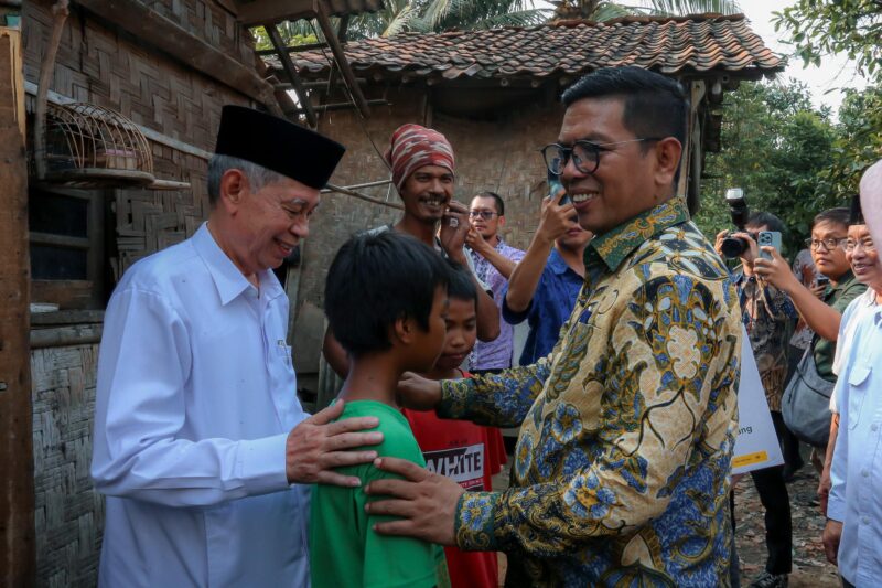 Distribusikan Bantuan Baznas, Gubernur Banten Andra Soni Ajak Masyarakat Berzakat.
