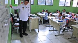 Wakil Wali Kota Tangerang Maryono Jadi Guru Sementara.