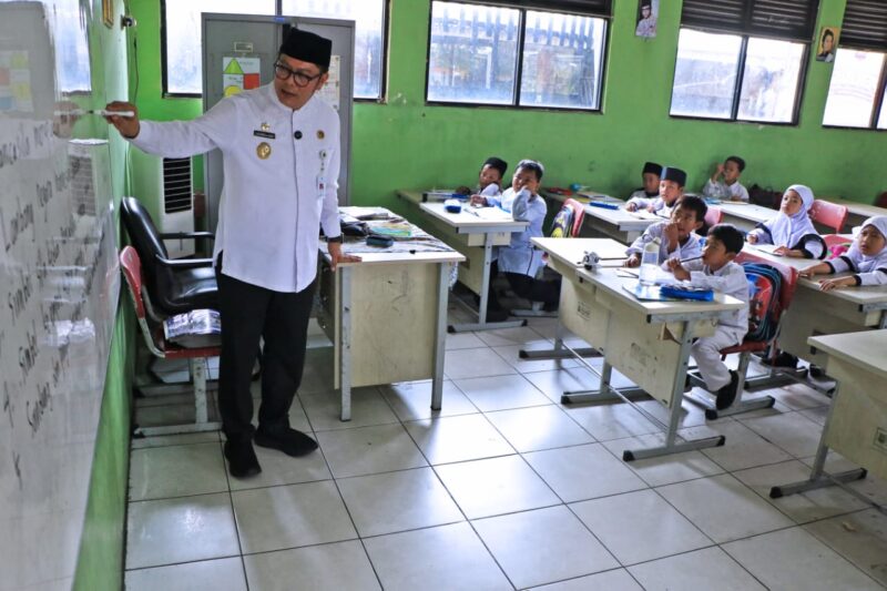 Wakil Wali Kota Tangerang Maryono Jadi Guru Sementara.