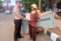 Satlantas Polres Metro Tangerang Kota Gelar Polantas Menyapa dan Bagikan Beras untuk Pemulung.