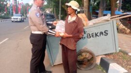 Satlantas Polres Metro Tangerang Kota Gelar Polantas Menyapa dan Bagikan Beras untuk Pemulung.