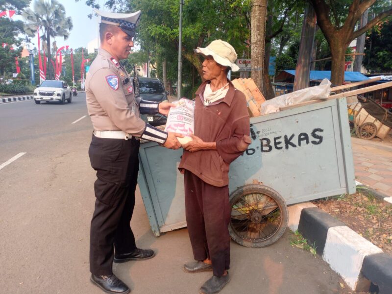 Satlantas Polres Metro Tangerang Kota Gelar Polantas Menyapa dan Bagikan Beras untuk Pemulung.