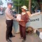 Satlantas Polres Metro Tangerang Kota Gelar Polantas Menyapa dan Bagikan Beras untuk Pemulung.