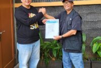 Ketua PWI Kepri, Saibansah Dardani serahkan surat dukungan PWI Kepri kepada Ketua Umum PWI Pusat hasil KLB, Zulmansyah Sekedang.