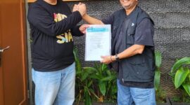 Ketua PWI Kepri, Saibansah Dardani serahkan surat dukungan PWI Kepri kepada Ketua Umum PWI Pusat hasil KLB, Zulmansyah Sekedang.