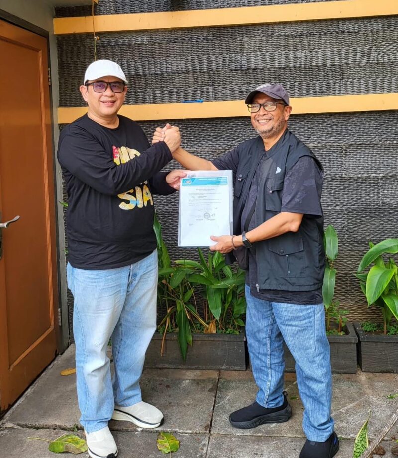 Ketua PWI Kepri, Saibansah Dardani serahkan surat dukungan PWI Kepri kepada Ketua Umum PWI Pusat hasil KLB, Zulmansyah Sekedang.