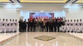 Camat Larangan Nasrullah Mengukuhkan Paskibra.