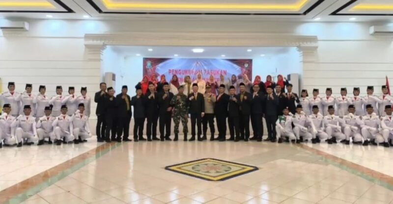 Camat Larangan Nasrullah Mengukuhkan Paskibra.