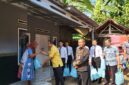 Sambut HUT RI ke-80, Lapas Serang Lakukan Bakti Sosial Secara Door to Door kepada Masyarakat Sekitar.