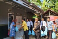 Sambut HUT RI ke-80, Lapas Serang Lakukan Bakti Sosial Secara Door to Door kepada Masyarakat Sekitar.