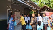 Sambut HUT RI ke-80, Lapas Serang Lakukan Bakti Sosial Secara Door to Door kepada Masyarakat Sekitar.