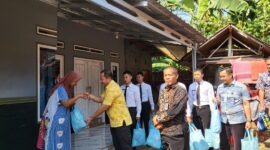 Sambut HUT RI ke-80, Lapas Serang Lakukan Bakti Sosial Secara Door to Door kepada Masyarakat Sekitar.