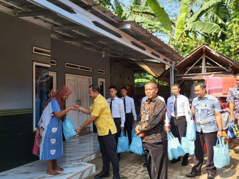 Sambut HUT RI ke-80, Lapas Serang Lakukan Bakti Sosial Secara Door to Door kepada Masyarakat Sekitar.