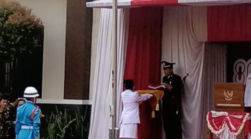 Upacara Penurunan Bendera Hari Kemerdekaan RI ke-80, Camat Jatiuwung Bangga dengan Anggota Paskibra.