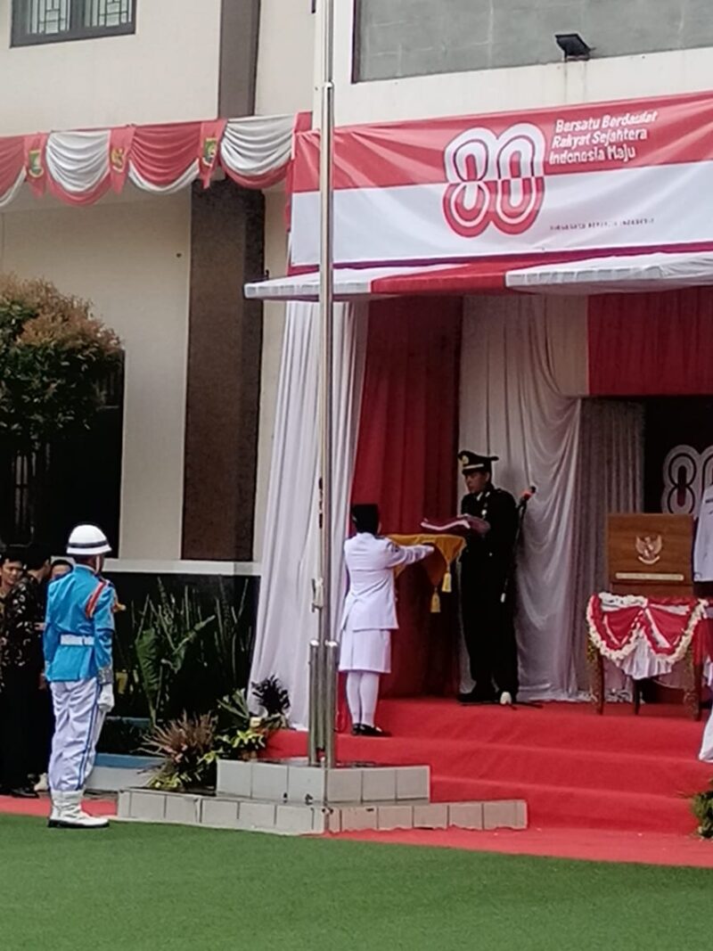 Upacara Penurunan Bendera Hari Kemerdekaan RI ke-80, Camat Jatiuwung Bangga dengan Anggota Paskibra.