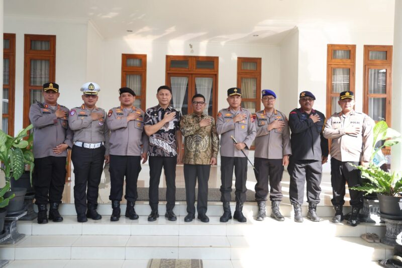 Penuh Keakraban, Gubernur Banten Andra Soni Sarapan Bareng Kapolda Banten.