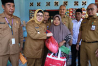 Wabup Tangerang Intan Serahkan Bantuan untuk Korban Angin Puting Beliung di Desa Taban Kecamatan Jambe.