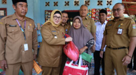 Wabup Tangerang Intan Serahkan Bantuan untuk Korban Angin Puting Beliung di Desa Taban Kecamatan Jambe.