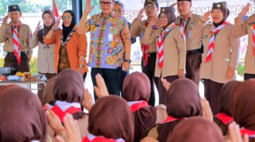 Wakil Wali Kota Tangerang Selaku Waka Mabicab Pramuka Memberikan Arahan ke Peserta KMD.
