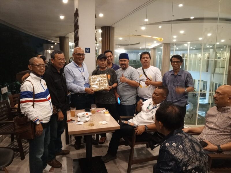 Kopi Leuit Baduy Hadiah Kemenangan Cak Munir dari PWI Banten.