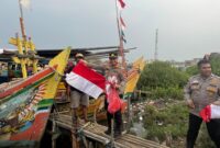 Jelang HUT RI ke-80, Polsek Pakuhaji Bagikan Ratusan Bendera Merah Putih ke Para Nelayan.