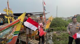 Jelang HUT RI ke-80, Polsek Pakuhaji Bagikan Ratusan Bendera Merah Putih ke Para Nelayan.