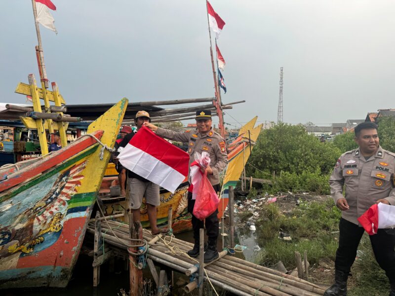 Jelang HUT RI ke-80, Polsek Pakuhaji Bagikan Ratusan Bendera Merah Putih ke Para Nelayan.