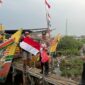 Jelang HUT RI ke-80, Polsek Pakuhaji Bagikan Ratusan Bendera Merah Putih ke Para Nelayan.