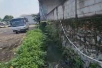 Ruko 3 Lantai Berdiri di Atas Drainase Jalan Gatot Subroto Periuk, Struktur Retak dan Warga Terendam Banjir.